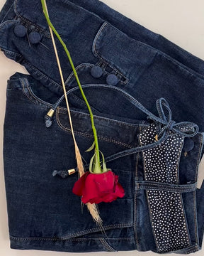 Jeans mit Strass-Gürtel