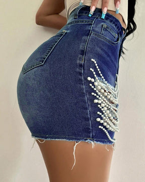 Zerrissene Jeansshorts mit handgefertigter Perlenkette und hoher Taille