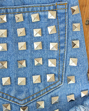 Shorts aus Denim mit hoher Taille und unregelmäßigen Whisker-Details