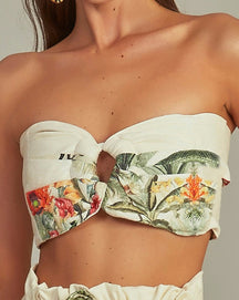 Traje de baño y pareo con estampado de playa