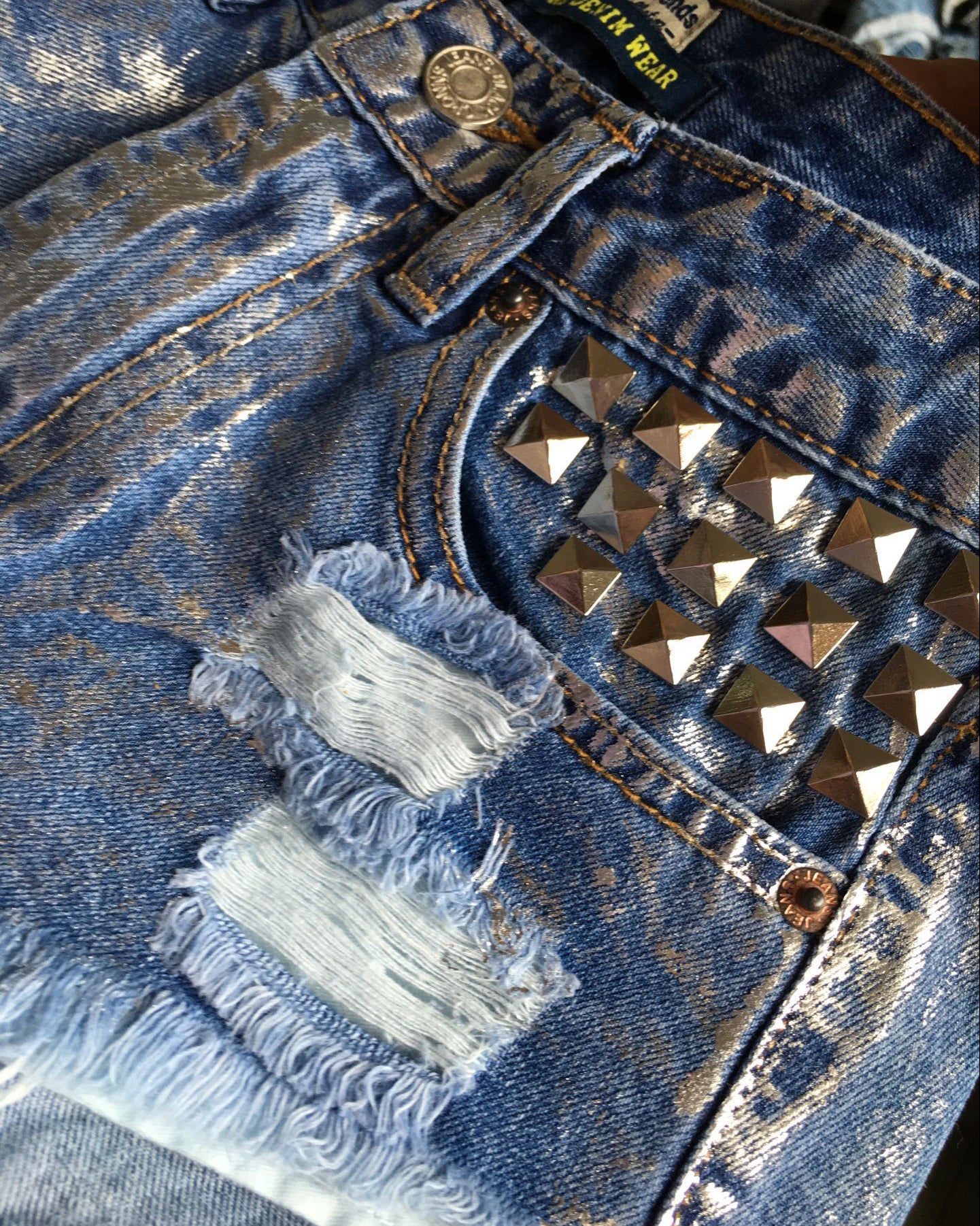 Slim-Fit Jeansshorts mit hoher Taille und Nieten aus zerrissenem Denim in Metallic-Silber