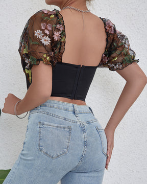 Crop Top mit Blumenstickerei, geknöpften Puffärmeln und Fischgrätenmuster aus Netzstoff