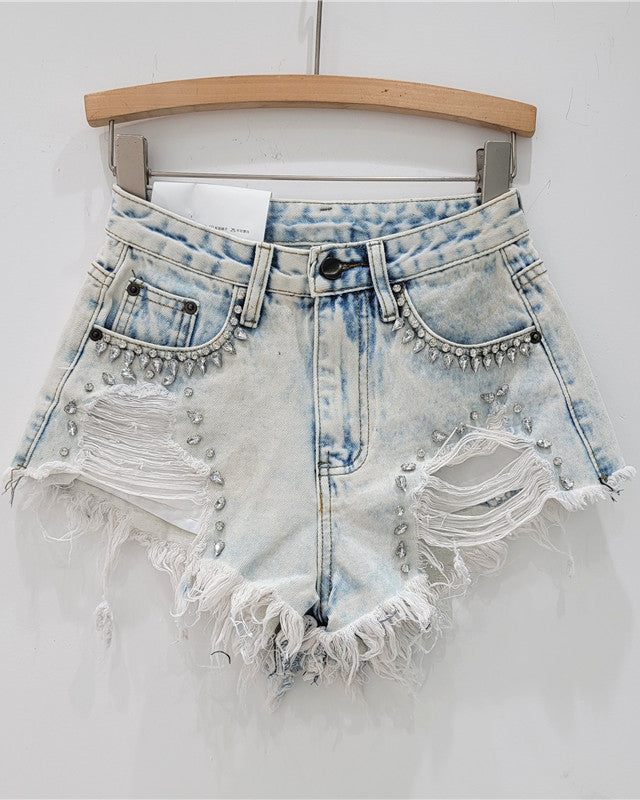 Mit Diamanten besetzte, ausgefranste Jeansshorts