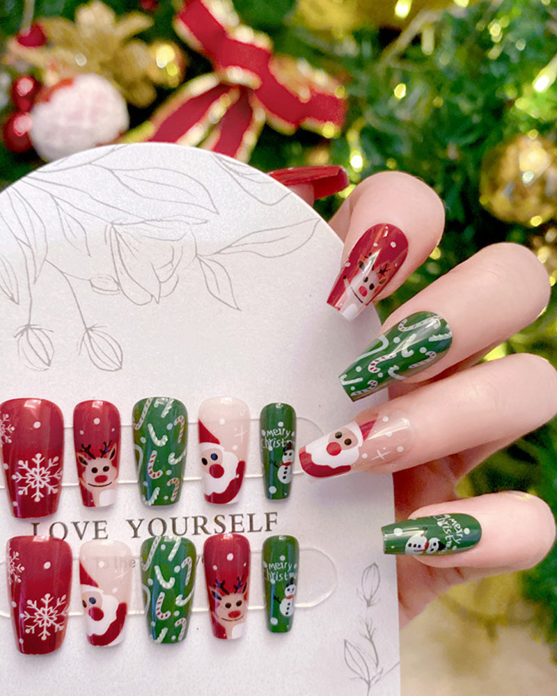 Dibujos animados navideños lindos con uñas