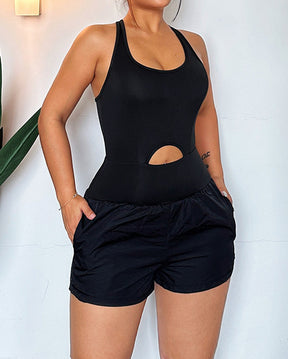 Neckholder-Jumpsuit mit Cut-Outs und Crossover-Weste, gewebten Shorts