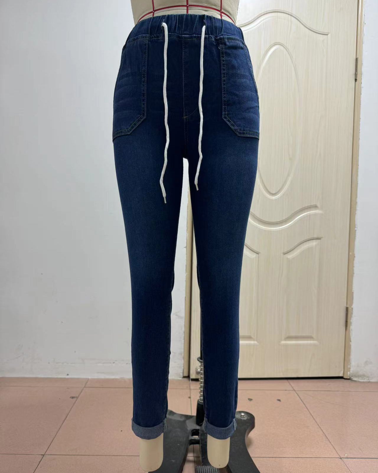 Pantalones vaqueros capri elásticos de cintura alta con cordón ajustable