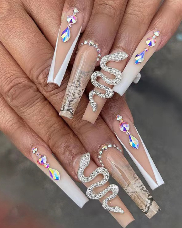 Manicura ponible con degradado de serpiente en plata y diamantes brillantes