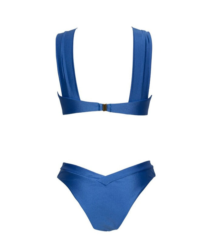 Bikini liso azul y pareo estampado