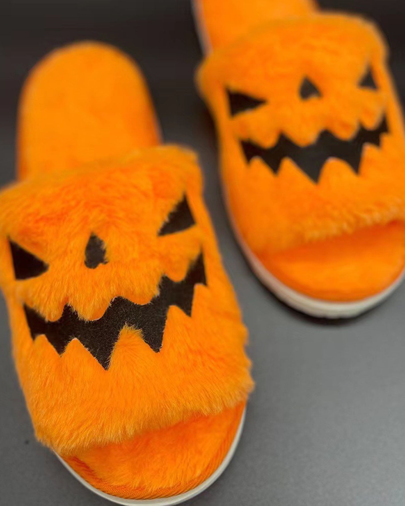 Pantuflas de felpa con forma de calabaza y punta abierta