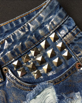 Slim-Fit Jeansshorts mit hoher Taille und Nieten aus zerrissenem Denim in Metallic-Silber