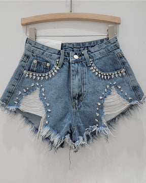 Mit Diamanten besetzte, ausgefranste Jeansshorts