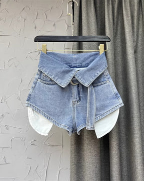 Jeansshorts in A-Linie mit weitem Bein und Bündchen und sichtbaren Taschen