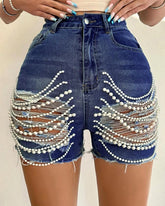 Zerrissene Jeansshorts mit handgefertigter Perlenkette und hoher Taille