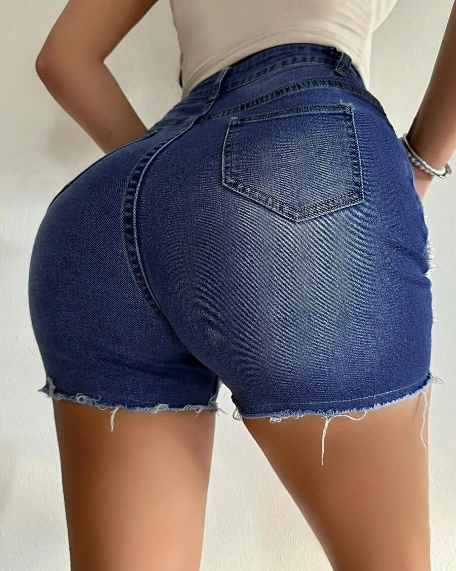 Zerrissene Jeansshorts mit handgefertigter Perlenkette und hoher Taille