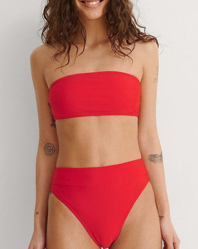 Schwarzer Bikini und Kreis-Maxikleid