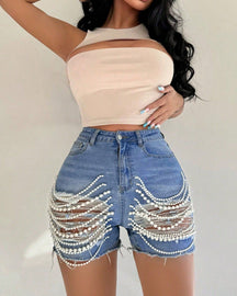 Zerrissene Jeansshorts mit handgefertigter Perlenkette und hoher Taille