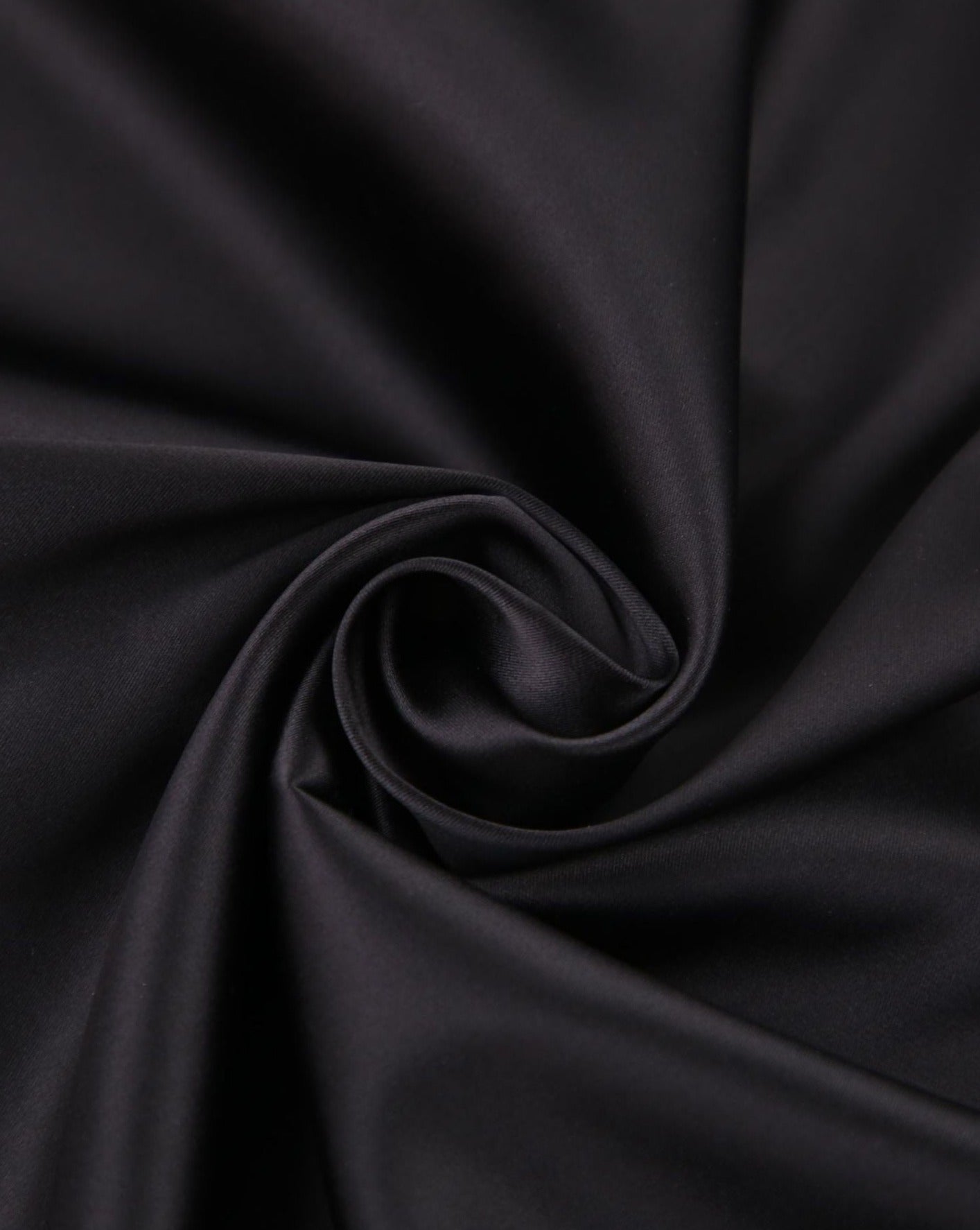 Kurzes Kleid aus Satin mit Stehkragen und Binderücken