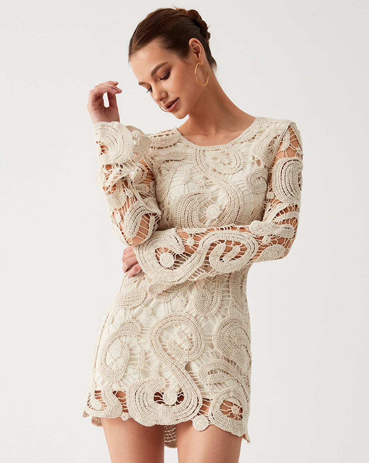 Vestido corto de manga larga de crochet paisley