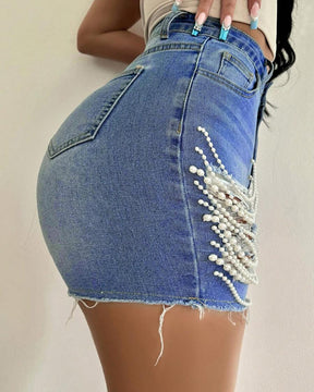 Zerrissene Jeansshorts mit handgefertigter Perlenkette und hoher Taille