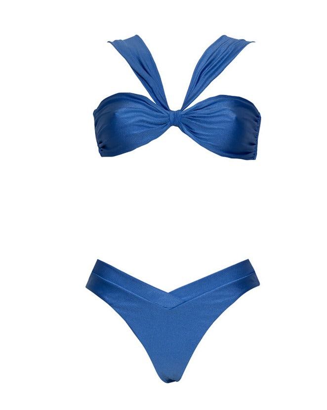 Bikini liso azul y pareo estampado