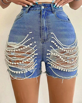 Zerrissene Jeansshorts mit handgefertigter Perlenkette und hoher Taille