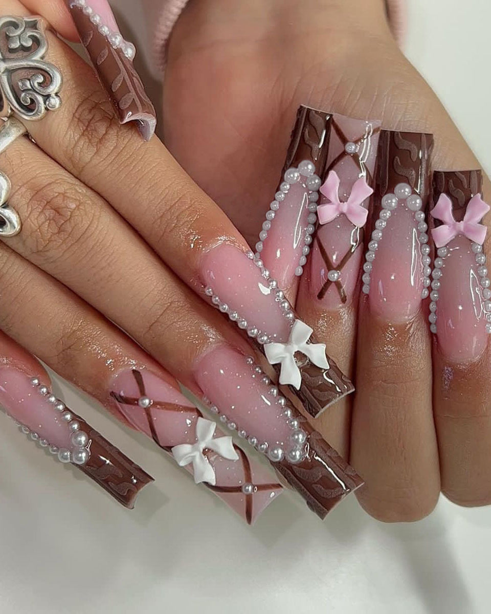 Uñas con lazo francés de chocolate y perlas