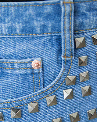 Shorts aus Denim mit hoher Taille und unregelmäßigen Whisker-Details