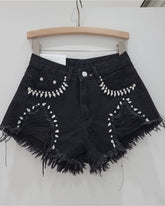 Shorts vaqueros deshilachados con incrustaciones de diamantes