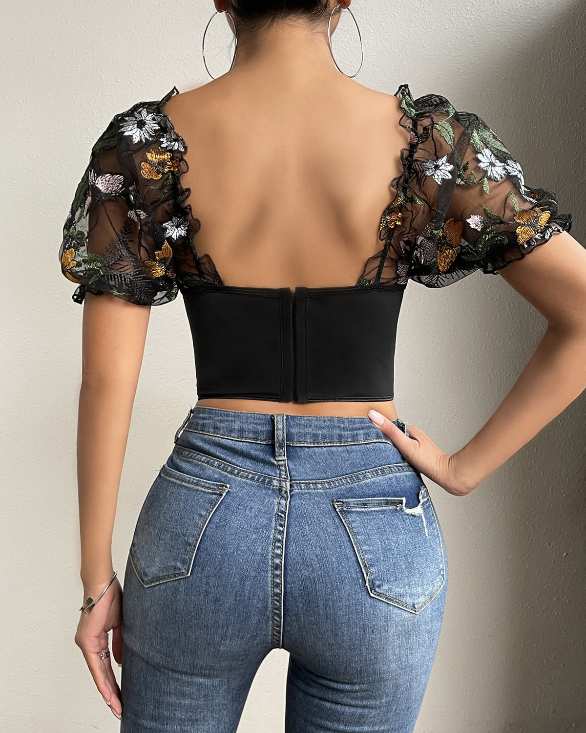 Crop Top mit Blumenstickerei, geknöpften Puffärmeln und Fischgrätenmuster aus Netzstoff