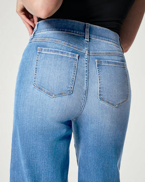 Jeans mit weitem Bein und hoher Stretch-Gummibund in verwaschener Optik