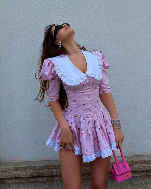 Minikleid mit Babydoll-Ausschnitt und kurzen Ärmeln und Blumenmuster an der Taille