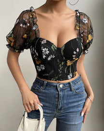 Crop Top mit Blumenstickerei, geknöpften Puffärmeln und Fischgrätenmuster aus Netzstoff