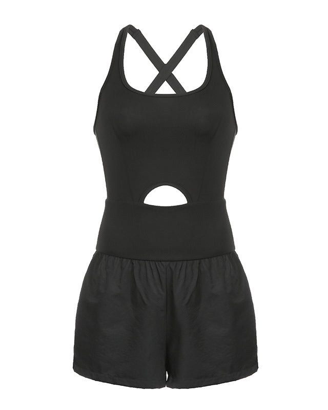 Neckholder-Jumpsuit mit Cut-Outs und Crossover-Weste, gewebten Shorts