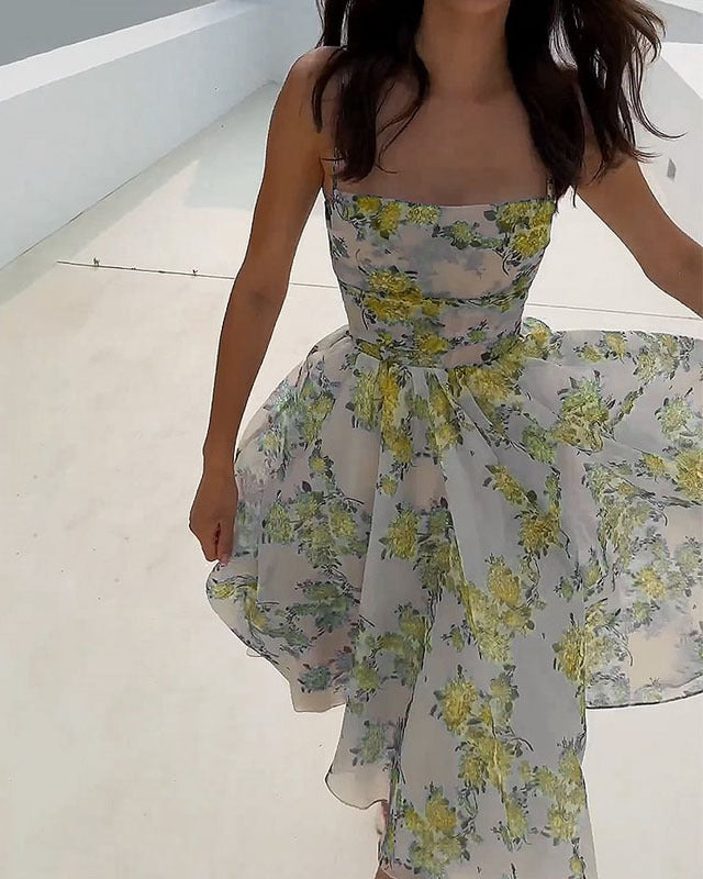 Vestido midi con cordones y tirantes finos con estampado floral 