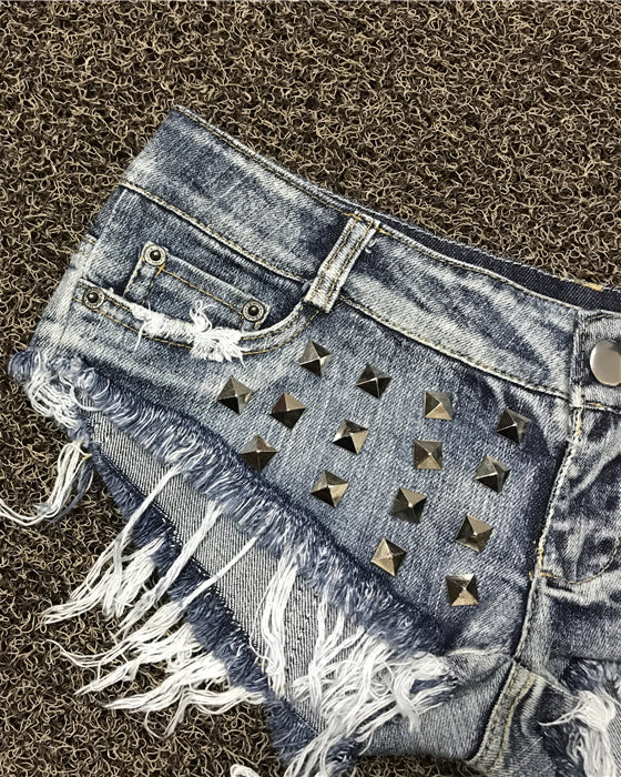 Raw Edge Washed Low Rise Denim Shorts mit Nieten