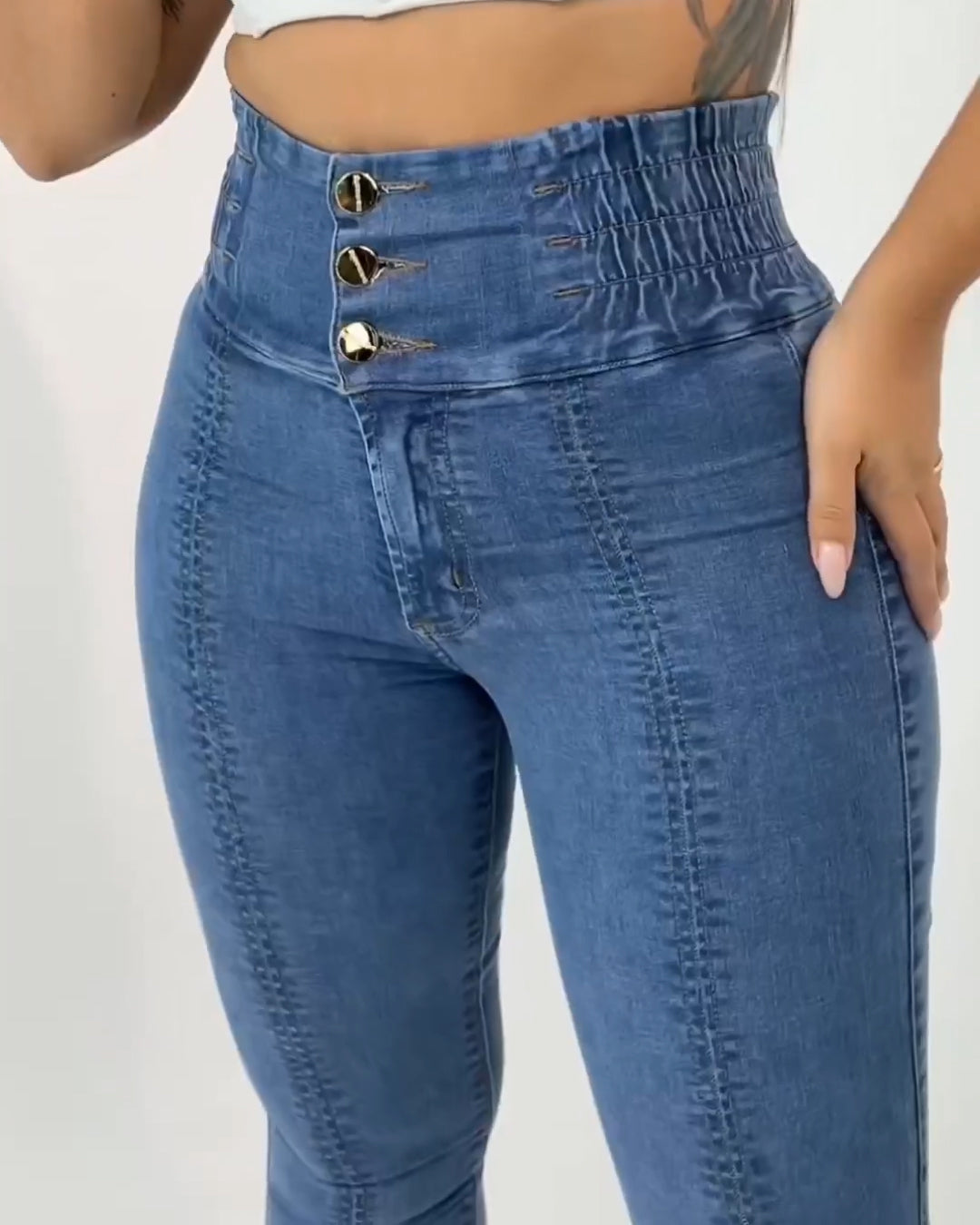 Röhrenjeans mit hohem Bund und 3-reihiger Knopfleiste