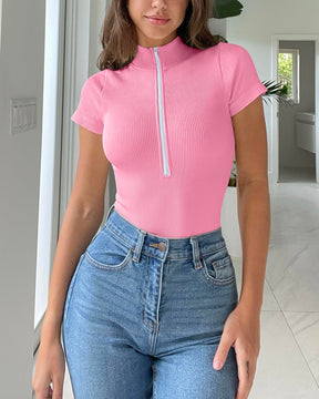 Einteiliger Bodysuit-Overall mit kurzen Ärmeln und Reißverschluss vorne