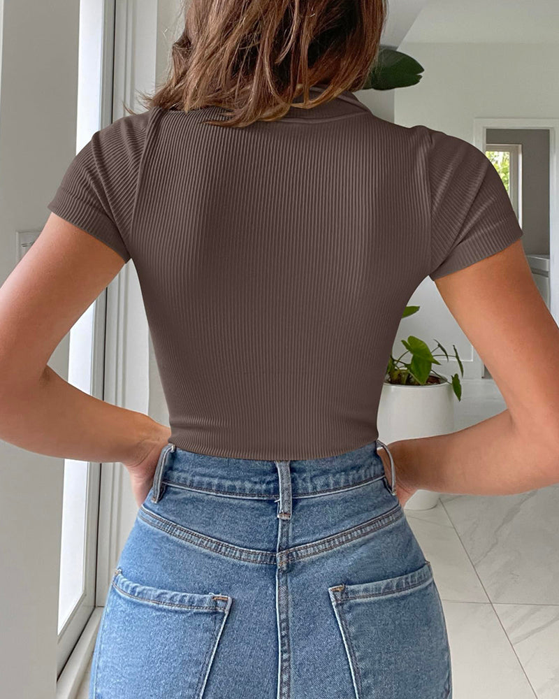 Einteiliger Bodysuit-Overall mit kurzen Ärmeln und Reißverschluss vorne