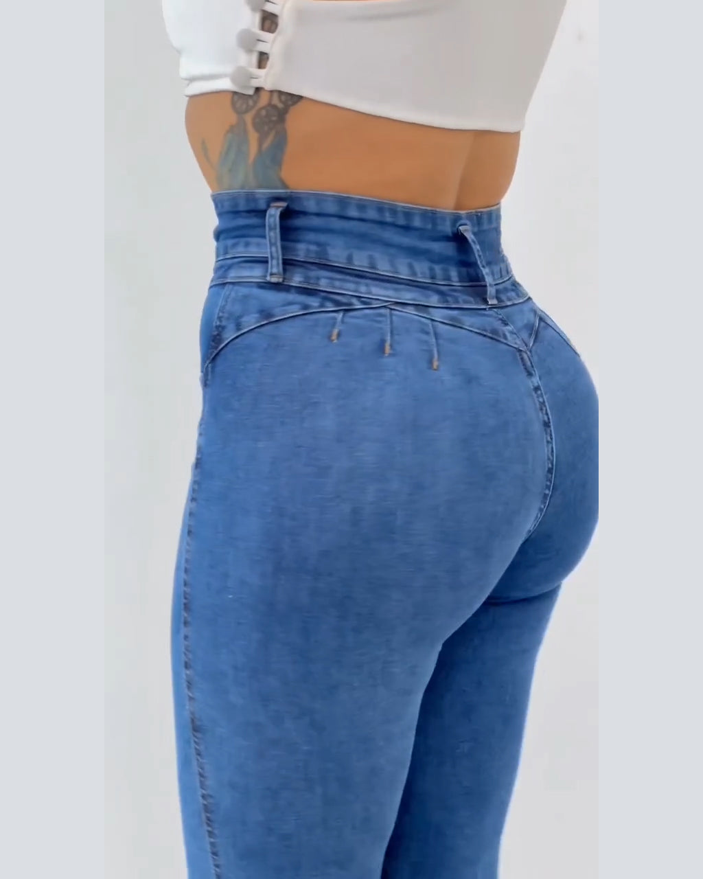 Röhrenjeans mit hohem Bund