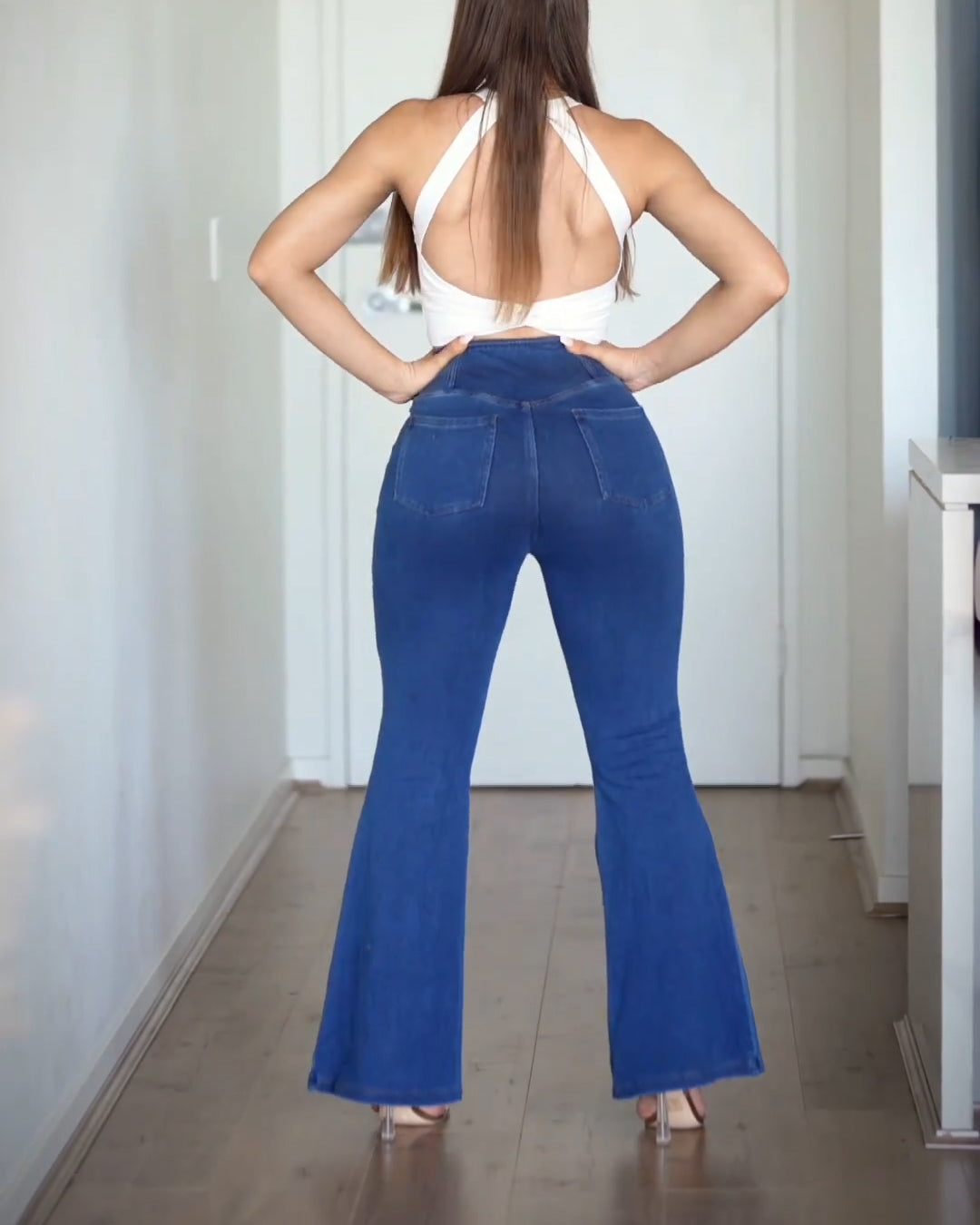 Jeans acampanados con dobladillo, cintura alta, piernas anchas