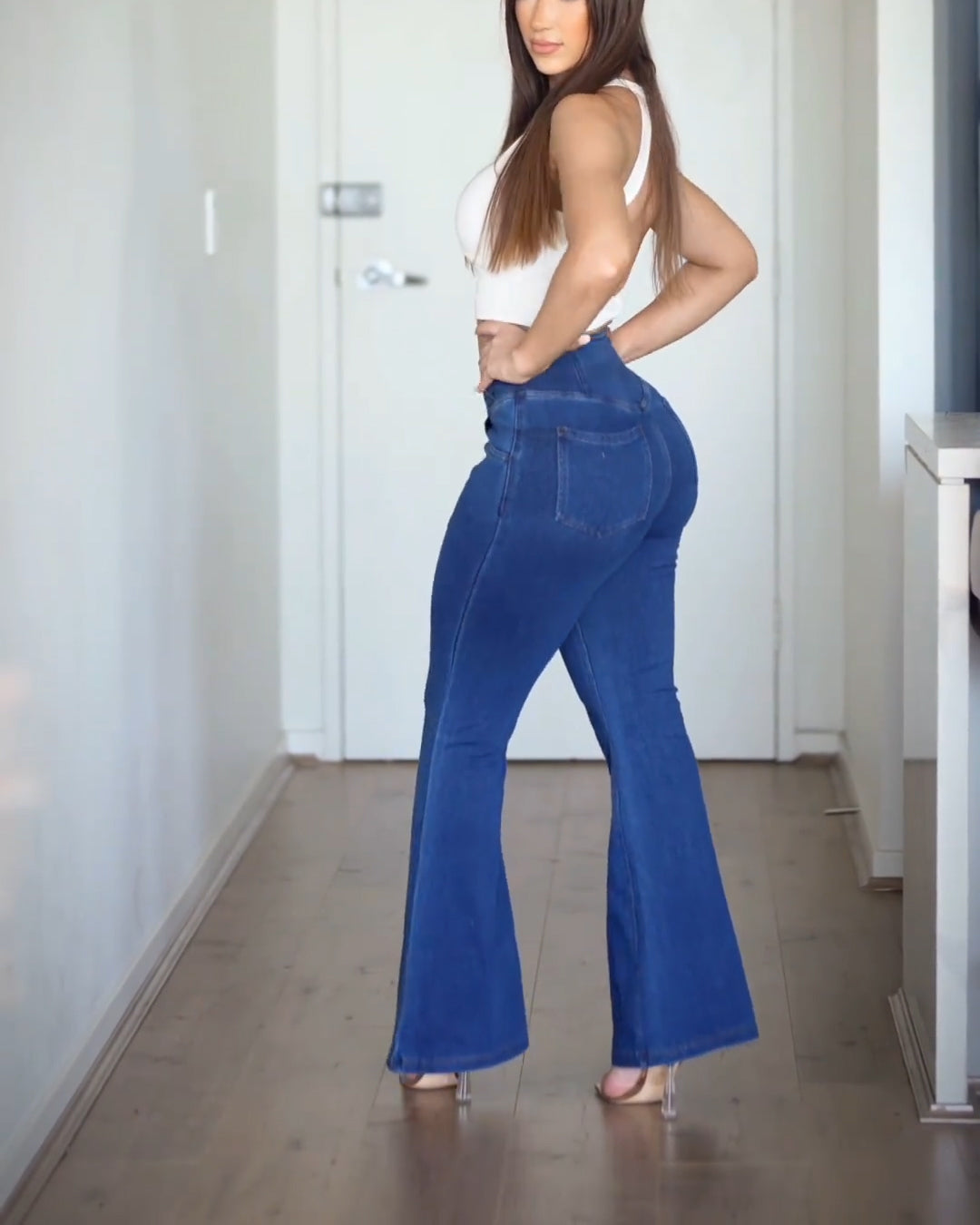 Jeans acampanados con dobladillo, cintura alta, piernas anchas