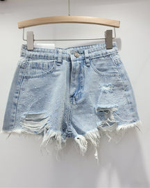 Hoch taillierte, schlankmachende, farbige Perm-Jeansshorts mit Rissen