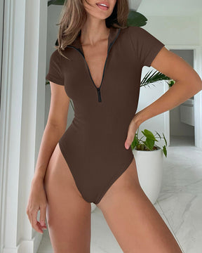 Einteiliger Bodysuit-Overall mit kurzen Ärmeln und Reißverschluss vorne