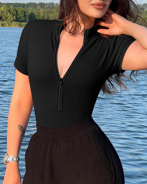 Einteiliger Bodysuit-Overall mit kurzen Ärmeln und Reißverschluss vorne