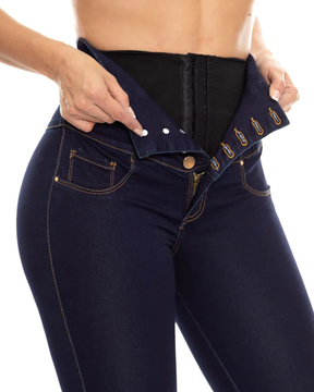 Jeans con levantamiento de glúteos y cintura alta con faja interna