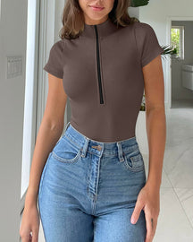 Einteiliger Bodysuit-Overall mit kurzen Ärmeln und Reißverschluss vorne