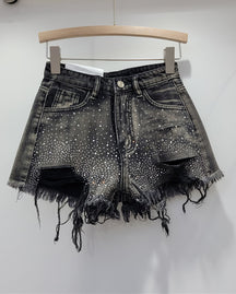 Hoch taillierte, schlankmachende, farbige Perm-Jeansshorts mit Rissen